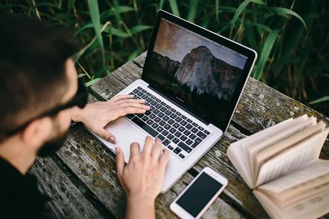 在湖边开发Macbook的人