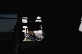 穿黑色Asics鞋的男人