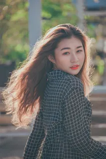 一位身穿黑白格子西装的女士的特写照片 一位身穿黑白格子西装的女士的特写照片