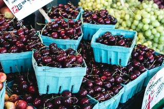 市场上的暗红色樱桃