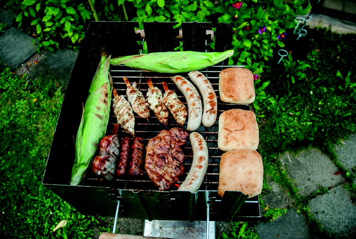 烤肉、热狗、肉、面包、香肠、火鸡、玉米棒、烧烤