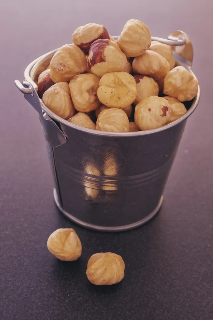 榛子，金属桶食品，食品摄影，食品，堆，分散，干燥，未煮熟