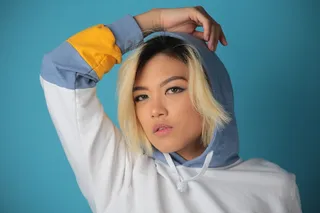 站在青色表面前的女人