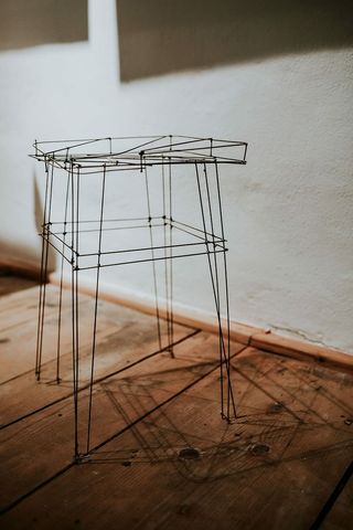 展览上的各种设计师桌椅