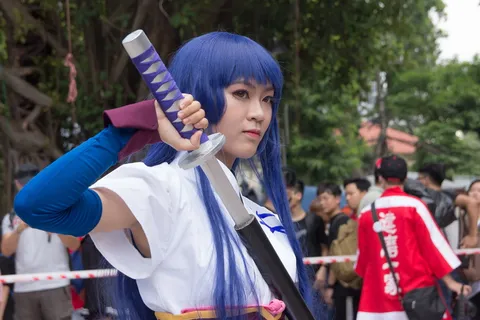 戴蓝色假发的女人 戴蓝色假发的女人