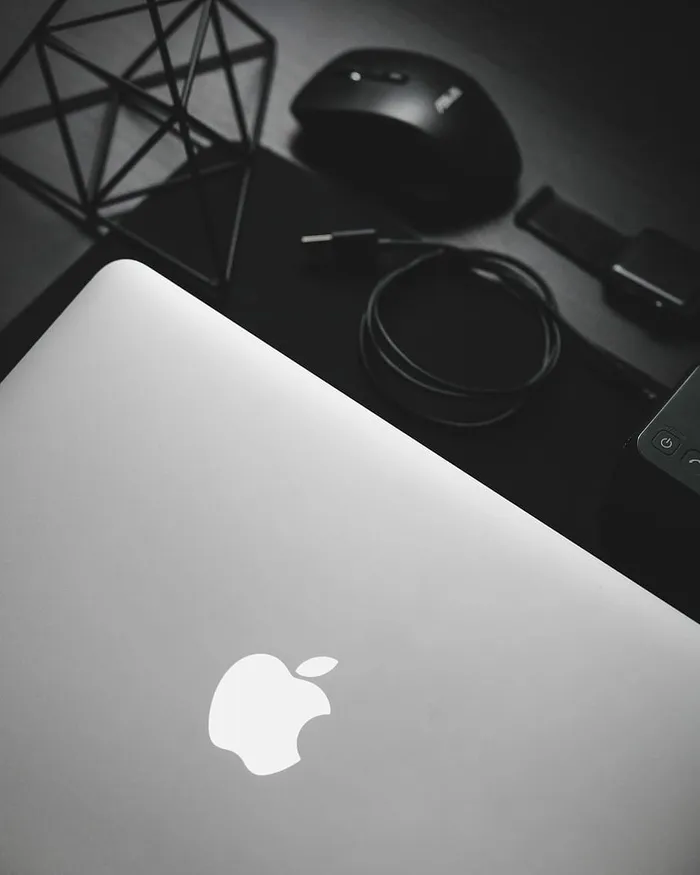 MacBook近黑色电脑鼠标