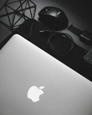 MacBook近黑色电脑鼠标