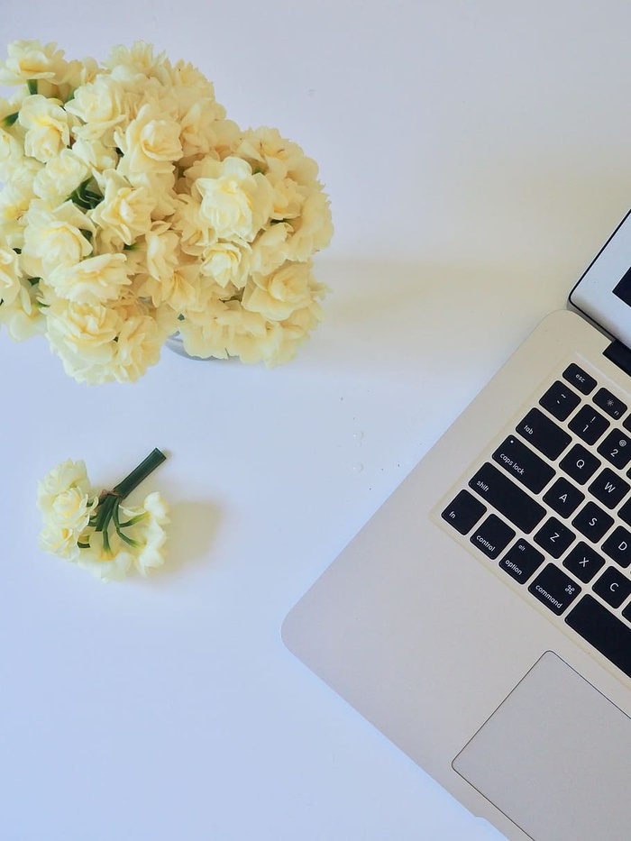 macbook、white、flowers、nature、table、minimal、科技、笔记本电脑