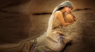 拿着棕色花瓶的女人