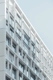 低角度摄影、白色、高层、建筑、混凝土、白天、建筑、基础设施 低角度摄影、白色、高层、建筑、混凝土、白天、建筑、基础设施