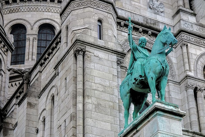 法国巴黎圣心教堂入口处的青铜剑坐像。