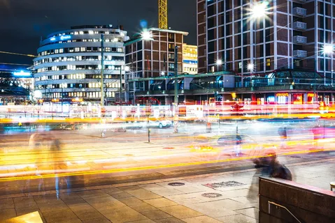 夜间道路上汽车的延时照片 夜间道路上汽车的延时照片