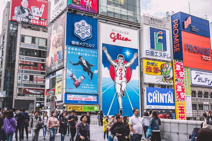 人们走在电子广告牌附近