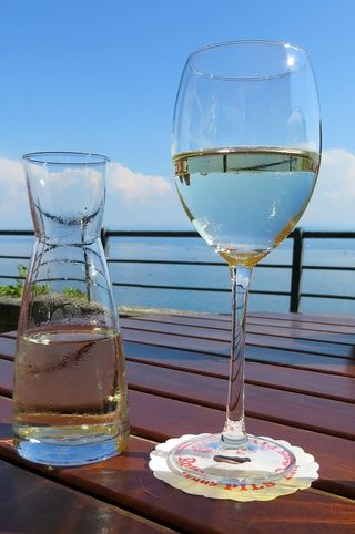 采购产品葡萄酒，水瓶，娱乐，饮料，杯子，食物和饮料，桌子，点心