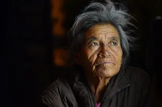 穿着黑色拉链夹克的女士