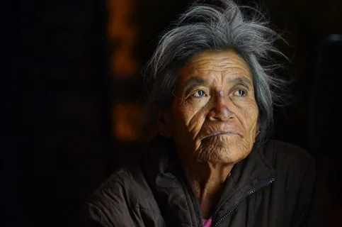 穿着黑色拉链夹克的女士 穿着黑色拉链夹克的女士