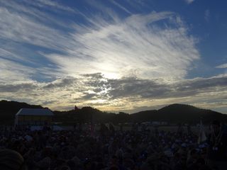 日本，山口，滨原（第23届世界童子军狂欢现场），世界狂欢，山，云，人，人群