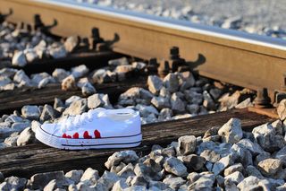 阻止青少年自杀，铁路上的血腥运动鞋，记住那些即将离开我们的孩子和青少年，学校压力，考试压力，学业压力，恐怖教育系统