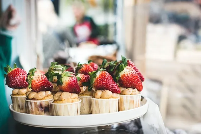 上面有草莓的纸杯蛋糕