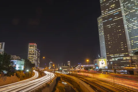 夜间建筑物旁道路上车辆的延时摄影 夜间建筑物旁道路上车辆的延时摄影