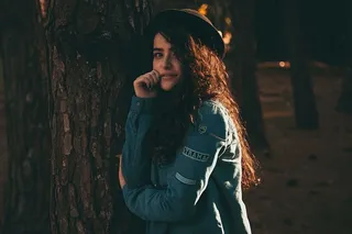 穿蓝色夹克的女人