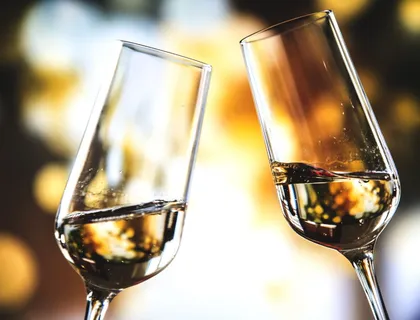 两个吐司透明玻璃酒杯的照片