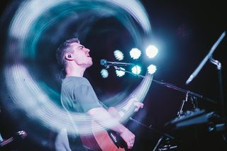 歌手在舞台上唱歌