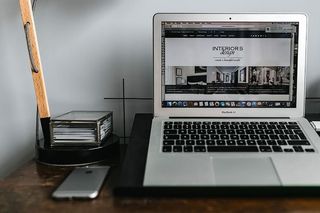 木质书桌上笔记本电脑和手机的正视图