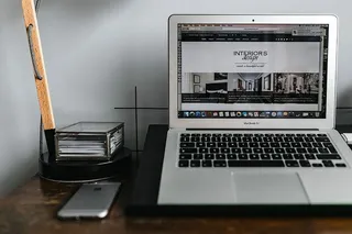 木质书桌上笔记本电脑和手机的正视图