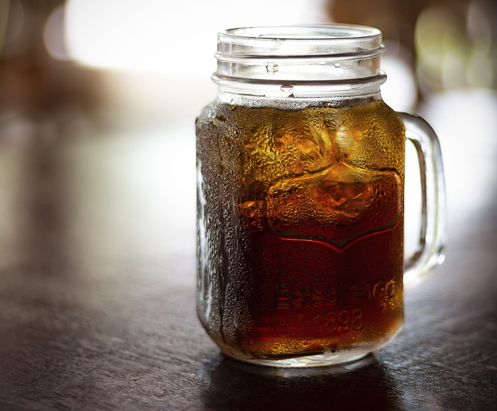 棕色液体玻璃杯