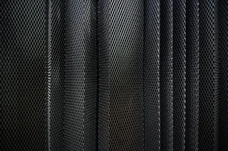 在起伏的层中的金属交叉网格