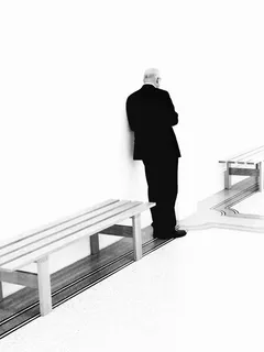 黑白人、栏杆、单人、建筑、楼梯、全长、站立、后视图