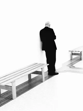 黑白人、栏杆、单人、建筑、楼梯、全长、站立、后视图