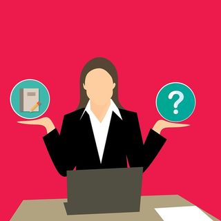 女性在网上查找单词的插图。