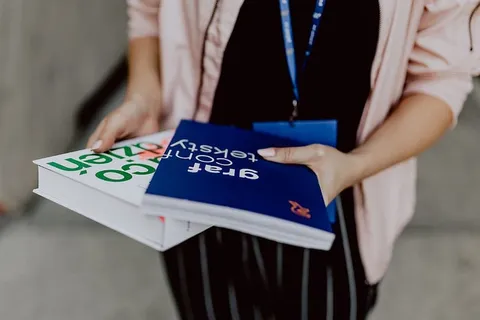 那个女人手里拿着书