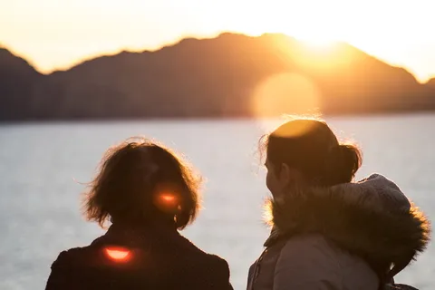 2人站在海滩上欣赏夕阳 2人站在海滩上欣赏夕阳