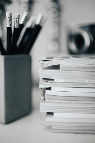 铅笔、杂志和一个旧灯泡