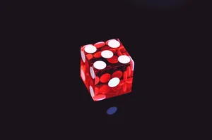 黑色表面顶部的红色半透明模具