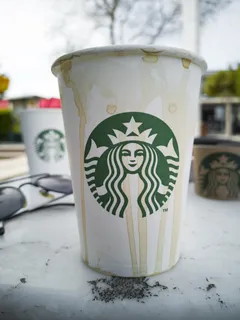 星巴克一次性杯子特写照片 星巴克一次性杯子特写照片