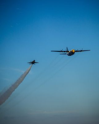两架飞机表演空中表演