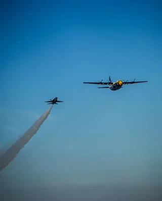 两架飞机表演空中表演