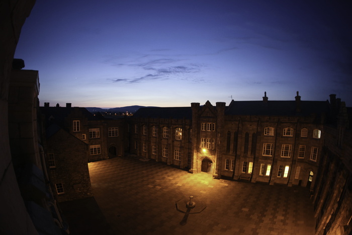 棕色三层混凝土建筑照片