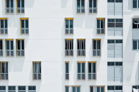 白色混凝土建筑照片