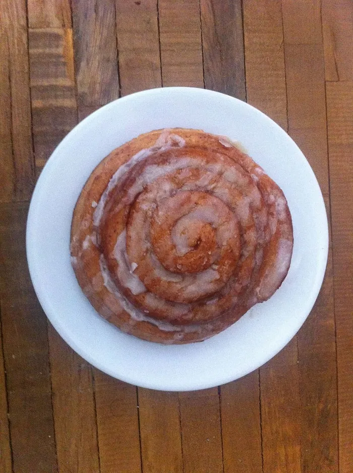 美国，辛辛那提，蒂姆·恩格尔设计，肉桂，盘子，糕点，木材，桌子