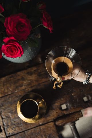 享受一杯精心调制的咖啡，和一只狗玩耍