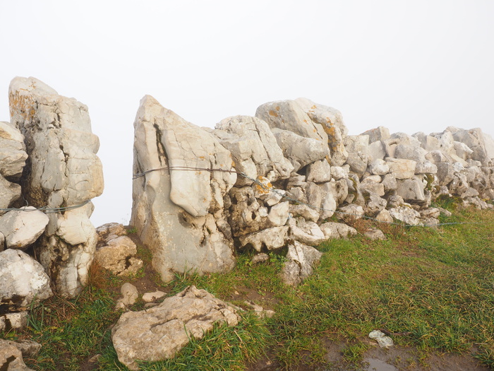 干石墙，通道，墙，石墙，creux du van，swiss jura，noiraigue，no people