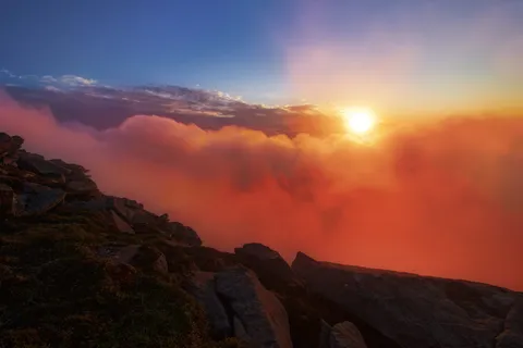 太阳在云层上达到顶峰 太阳在云层上达到顶峰
