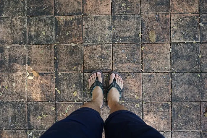 低段，人腿，个人视角，一个人，鞋子，身体部位，真人，站立