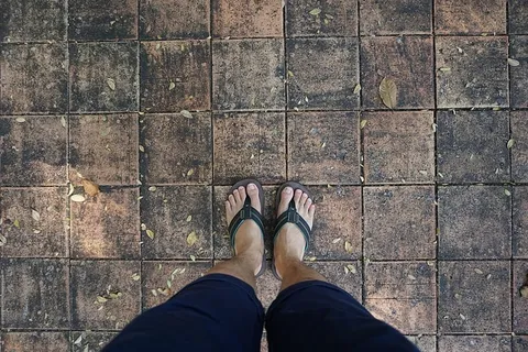 低段,人腿,个人视角,一个人,鞋子,身体部位,真人,站立 低段,人腿,个人视角,一个人,鞋子,身体部位,真人,站立