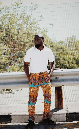 靠在路障上的人